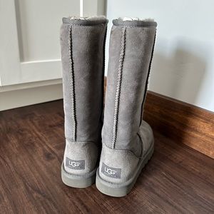 Women’s UGG tall classic grey, size 7